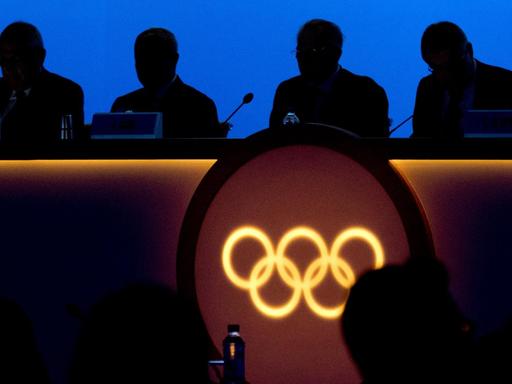Kurz vor der Eröffnung der 132. IOC-Session in Pyeongchang, Südkorea am 7.2.2018 sitzen die IOC-Mitglieder noch im Dunkeln
