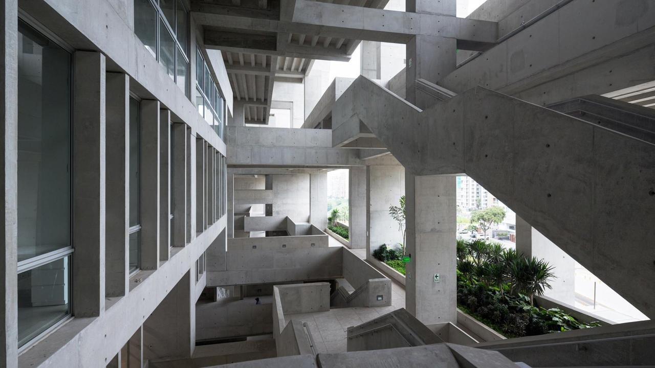 Der Universitätscampus der "UTEC" in Lima: Betontreppen und -fassaden. Der Universitätscampus der "UTEC" in Lima: Betontreppen und -fassaden.