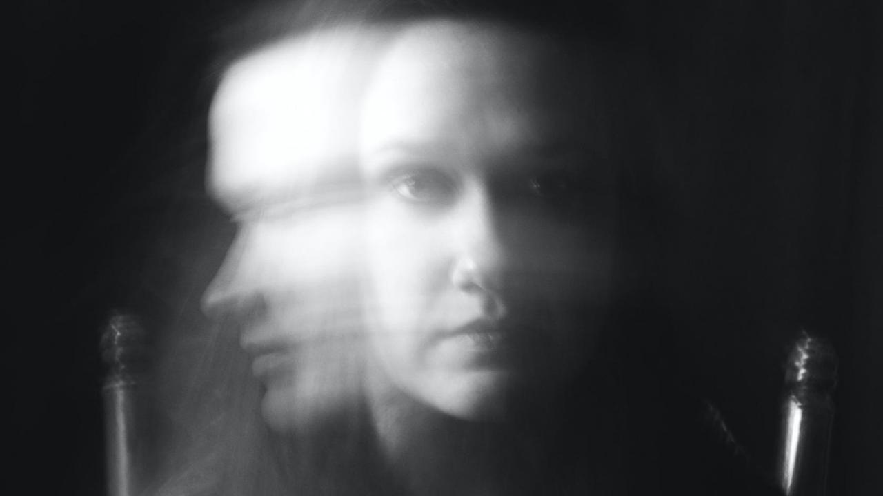 Schwarz-Weiß-Porträt einer Frau, die Angst hat.