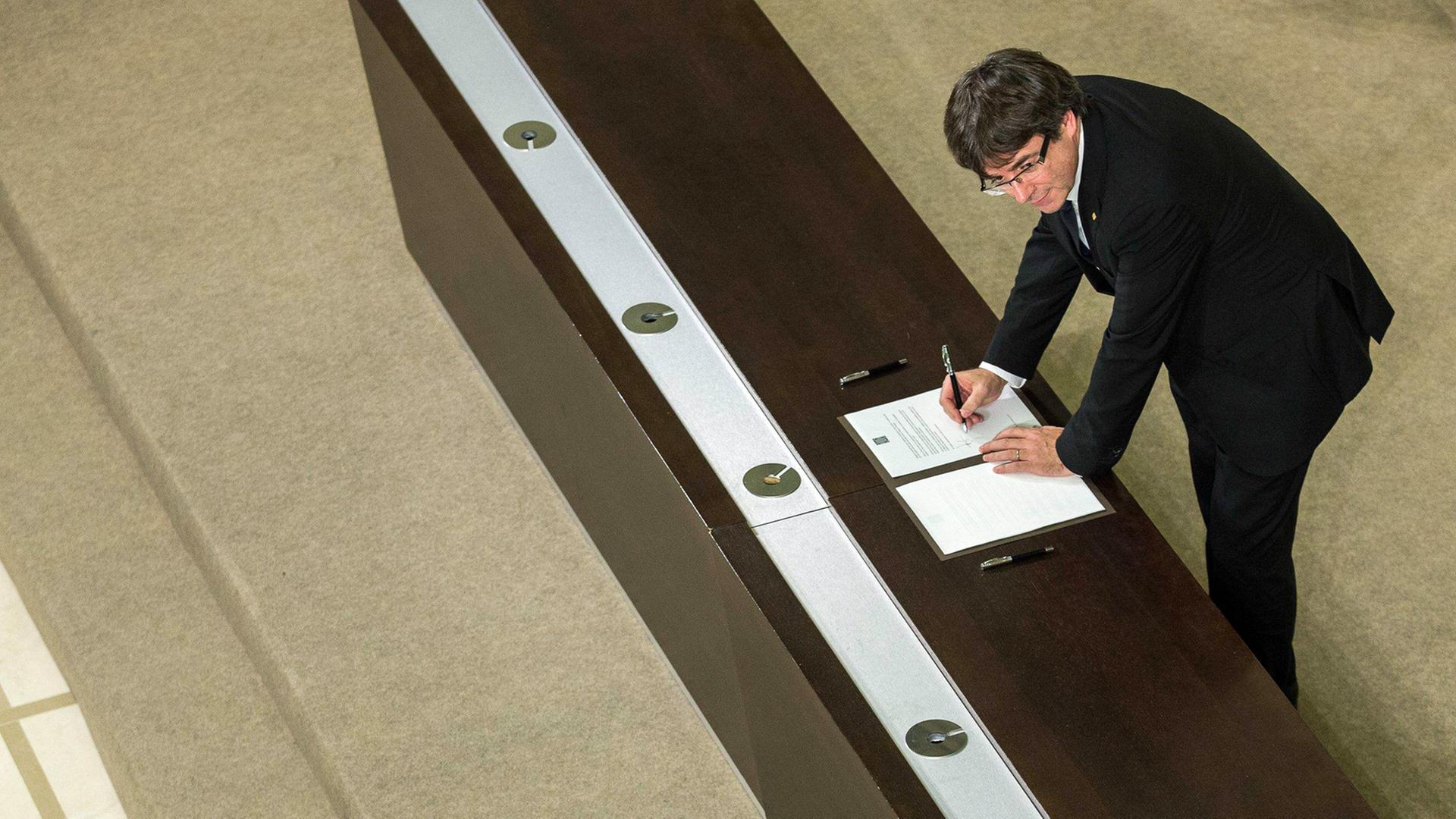 Der katalonische Regionalpräsident Carles Puigdemont bei der Unterzeichnung der Unabhängigkeitserklärung Kataloniens am 10. Oktober 2017 in Barcelona Der katalonische Regionalpräsident Carles Puigdemont bei der Unterzeichnung der Unabhängigkeitserklärung Kataloniens am 10. Oktober 2017 in Barcelona