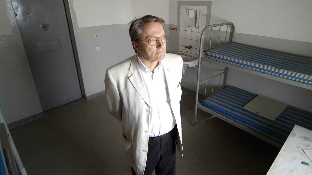 Uwe. W. Hädrich, ehemaler Häftling des DDR-Ministeriums für Staatssicherheit, in einer Zelle der heutigen Gedenkstätte Berlin-Hohenschönhausen.