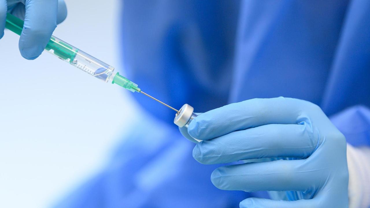 Eine medizinische Mitarbeiterin der Kassenärztlichen Vereinigung Sachsen bereitet im Rathaus den Wirkstoff Comirnaty von Biontech/Pfizer für Impfungen gegen das Coronavirus vor. Die Landeshauptstadt Dresden lässt Beschäftigte durch mobilen Impfteams impfen. Eine medizinische Mitarbeiterin der Kassenärztlichen Vereinigung Sachsen bereitet im Rathaus den Wirkstoff Comirnaty von Biontech/Pfizer für Impfungen gegen das Coronavirus vor. Die Landeshauptstadt Dresden lässt Beschäftigte durch mobilen Impfteams impfen.
