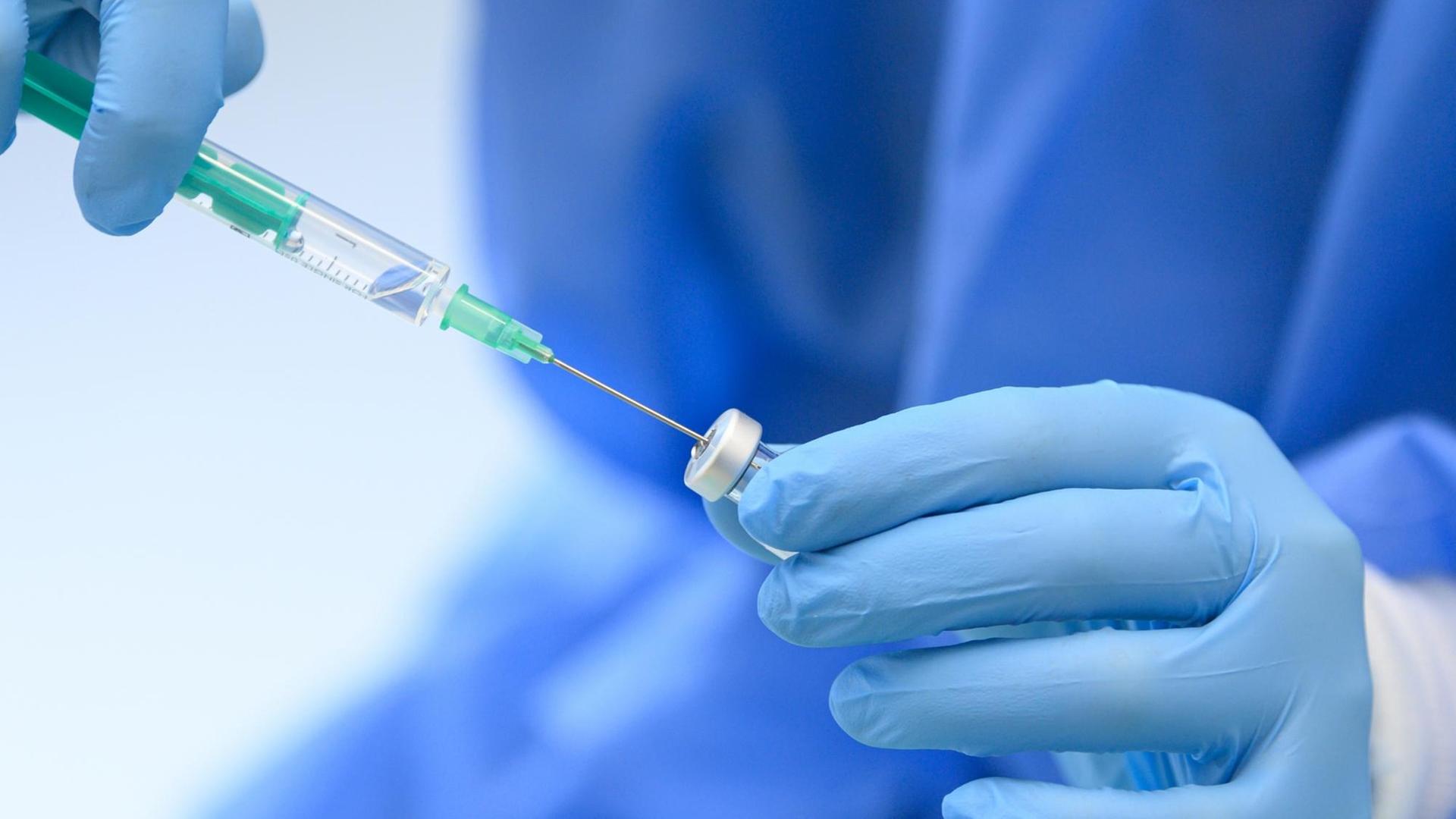 Eine medizinische Mitarbeiterin der Kassenärztlichen Vereinigung Sachsen bereitet im Rathaus den Wirkstoff Comirnaty von Biontech/Pfizer für Impfungen gegen das Coronavirus vor. Die Landeshauptstadt Dresden lässt Beschäftigte durch mobilen Impfteams impfen. Eine medizinische Mitarbeiterin der Kassenärztlichen Vereinigung Sachsen bereitet im Rathaus den Wirkstoff Comirnaty von Biontech/Pfizer für Impfungen gegen das Coronavirus vor. Die Landeshauptstadt Dresden lässt Beschäftigte durch mobilen Impfteams impfen.
