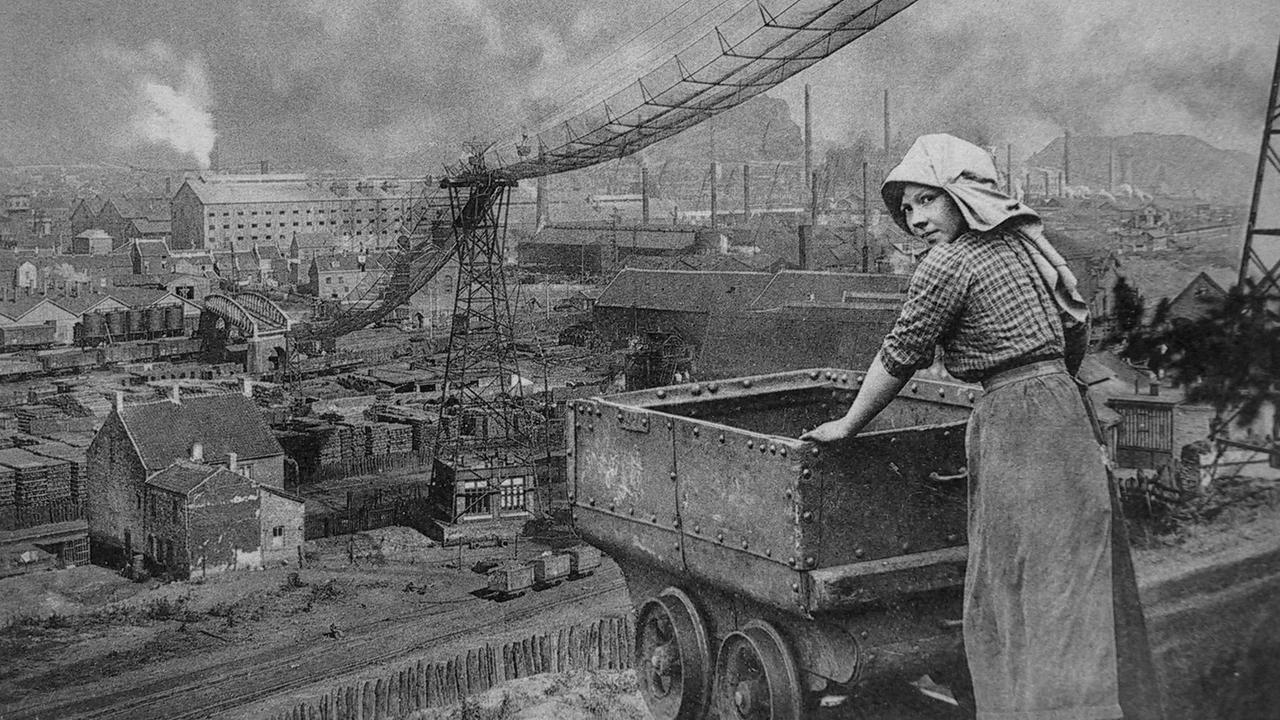 Eine Arbeiterin mit Lore in einem deutschen Berg in den 1920er Jahren. Eine Arbeiterin mit Lore in einem deutschen Berg in den 1920er Jahren.