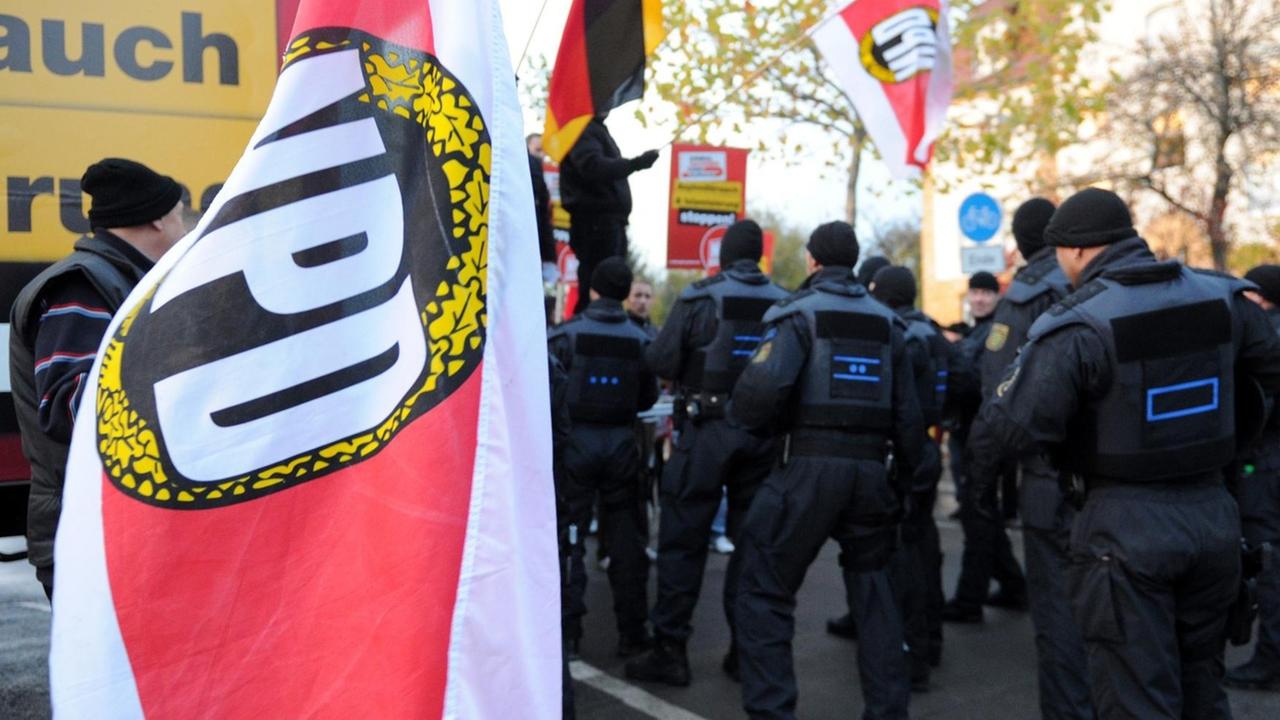 Während der Rede des Bundesvorsitzenden der rechtsextremen NPD nahe eines islamischen Gemeindezentrums in Leipzig (Sachsen), geraten die Teilnehmer der Kundgebung am 01.11.2012 kurzzeitig mit der Polizei aneinander. Während der Rede des Bundesvorsitzenden der rechtsextremen NPD nahe eines islamischen Gemeindezentrums in Leipzig (Sachsen), geraten die Teilnehmer der Kundgebung am 01.11.2012 kurzzeitig mit der Polizei aneinander.
