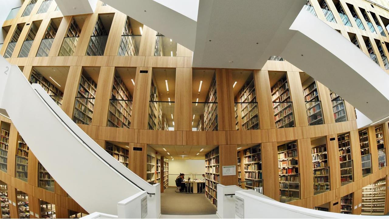 Studenten sitzen in der Universitäts- und Landesbibliothek für die Geistes- und Sozialwissenschaften am Steintor-Campus der Martin-Luther-Universität Halle-Wittenberg. Foto: Waltraud Grubitzsch/dpa-Zentralbild/ZB | Verwendung weltweit Studenten sitzen in der Universitäts- und Landesbibliothek für die Geistes- und Sozialwissenschaften am Steintor-Campus der Martin-Luther-Universität Halle-Wittenberg. Foto: Waltraud Grubitzsch/dpa-Zentralbild/ZB | Verwendung weltweit
