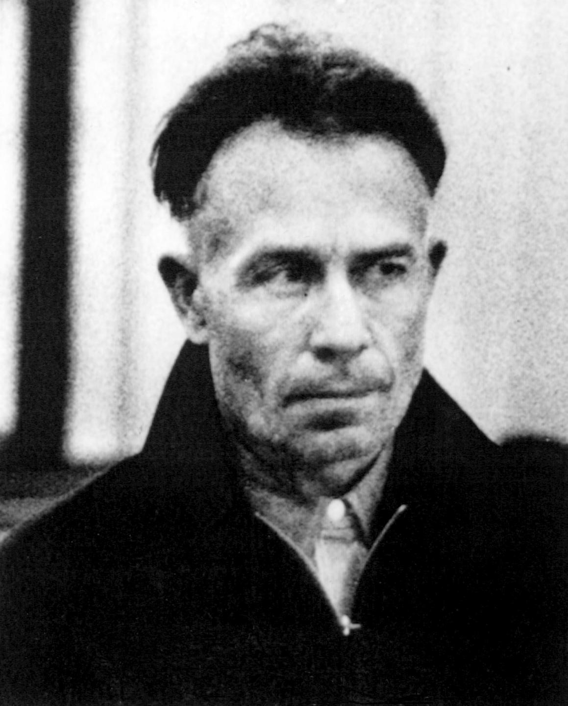 Undatierte Aufnahme des amerikanischen Mörders Ed Gein. Seine bizarren Morde und Grabschändungen dienten dem Thriller-Regisseur Alfred Hitchcock als Vorlage zu seinem Film "Psycho" (1960). | Undatierte Aufnahme des amerikanischen Mörders Ed Gein. Seine bizarren Morde und Grabschändungen dienten dem Thriller-Regisseur Alfred Hitchcock als Vorlage zu seinem Film "Psycho" (1960). |