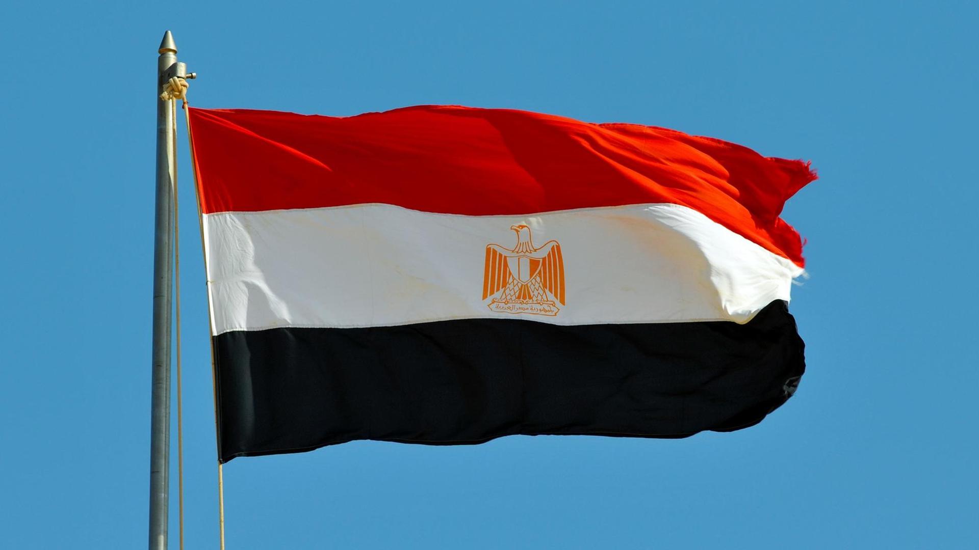 Ägyptische Flagge weht im Wind