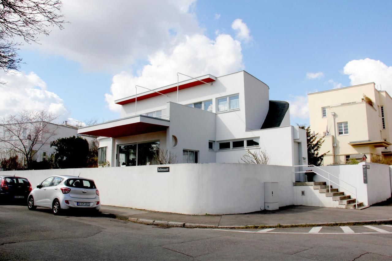 Ein weißes Bauhaus-Einfamilienhaus in der Weißenhofsiedlung in Stuttgart. Ein weißes Bauhaus-Einfamilienhaus in der Weißenhofsiedlung in Stuttgart.