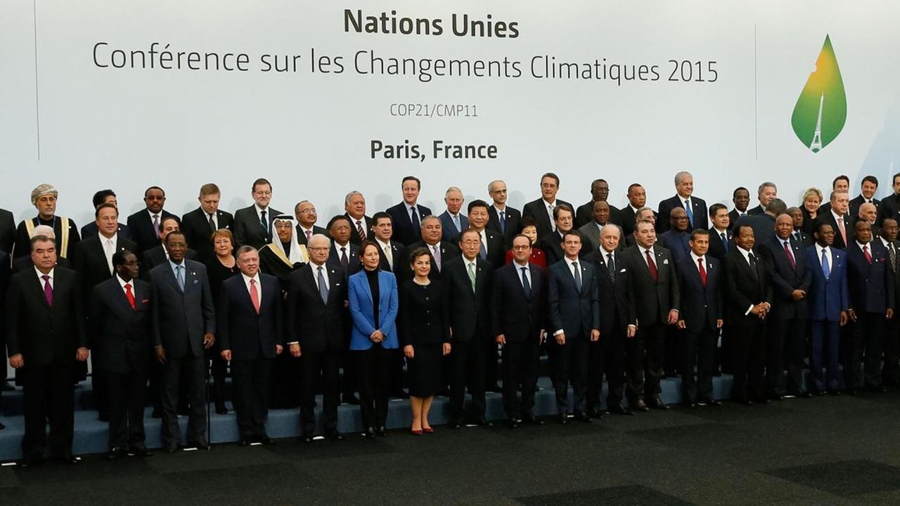 Die Staats- und Regierungschefs stehen neben- und hintereinander vor einem weißen Wand mit dem Schriftzug der Klimakonferenz in französischer Sprache. Die Staats- und Regierungschefs stehen neben- und hintereinander vor einem weißen Wand mit dem Schriftzug der Klimakonferenz in französischer Sprache.