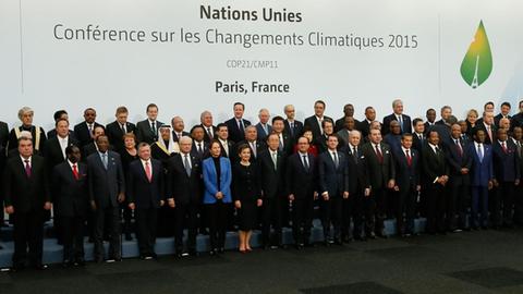 Staats- und Regierungschefs beim Gruppenfoto für den Pariser Weltklimagipfel