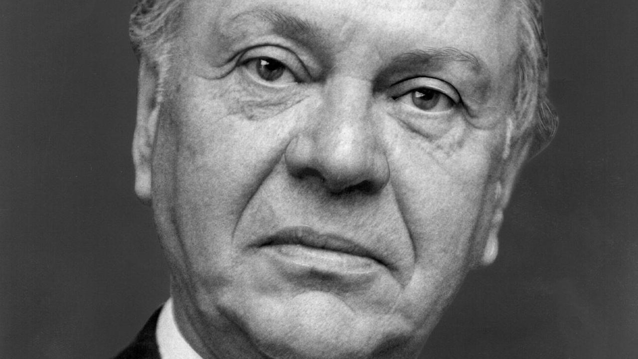 Der deutsche Schriftsteller und Publizist Friedrich Sieburg im Jahr 1958. Der deutsche Schriftsteller und Publizist Friedrich Sieburg im Jahr 1958.