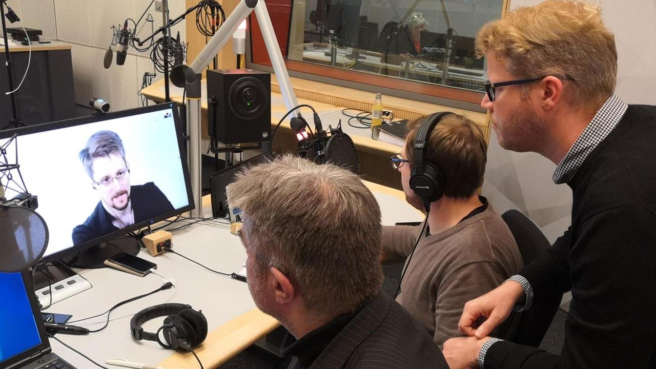 Deutschlandfunkredakteure im Gespräch mit US-Whistleblower Edward Snowden Deutschlandfunkredakteure im Gespräch mit US-Whistleblower Edward Snowden