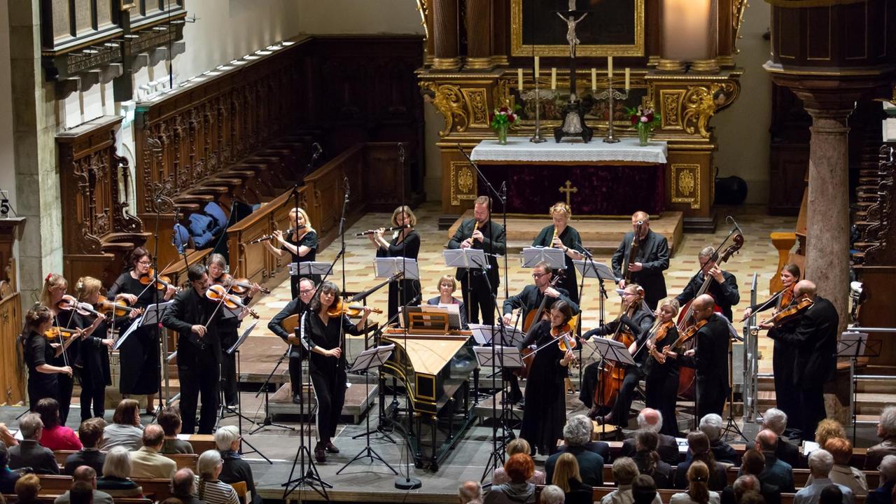 Das Finnish Baroque Orchestra in der Dreieinigkeitskirche mit der Geigerin Amandine Beyer als Ensembleleiterin Das Finnish Baroque Orchestra in der Dreieinigkeitskirche mit der Geigerin Amandine Beyer als Ensembleleiterin
