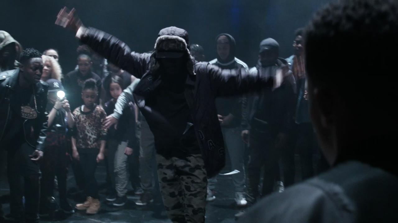 Hip-Hoper aus den Banlieues tanzen in einem Video von Clément Cogitore. Hip-Hoper aus den Banlieues tanzen in einem Video von Clément Cogitore.
