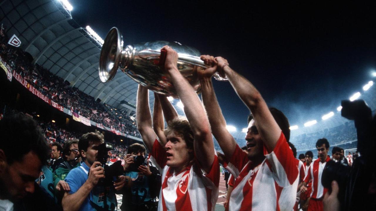 Nach dem Finale des Europapokals der Landesmeister 1990/1991in Bari präsentiert Robert Prosinecki von Roter Stern Belgrad die Trophäe. Nach dem Finale des Europapokals der Landesmeister 1990/1991in Bari präsentiert Robert Prosinecki von Roter Stern Belgrad die Trophäe.
