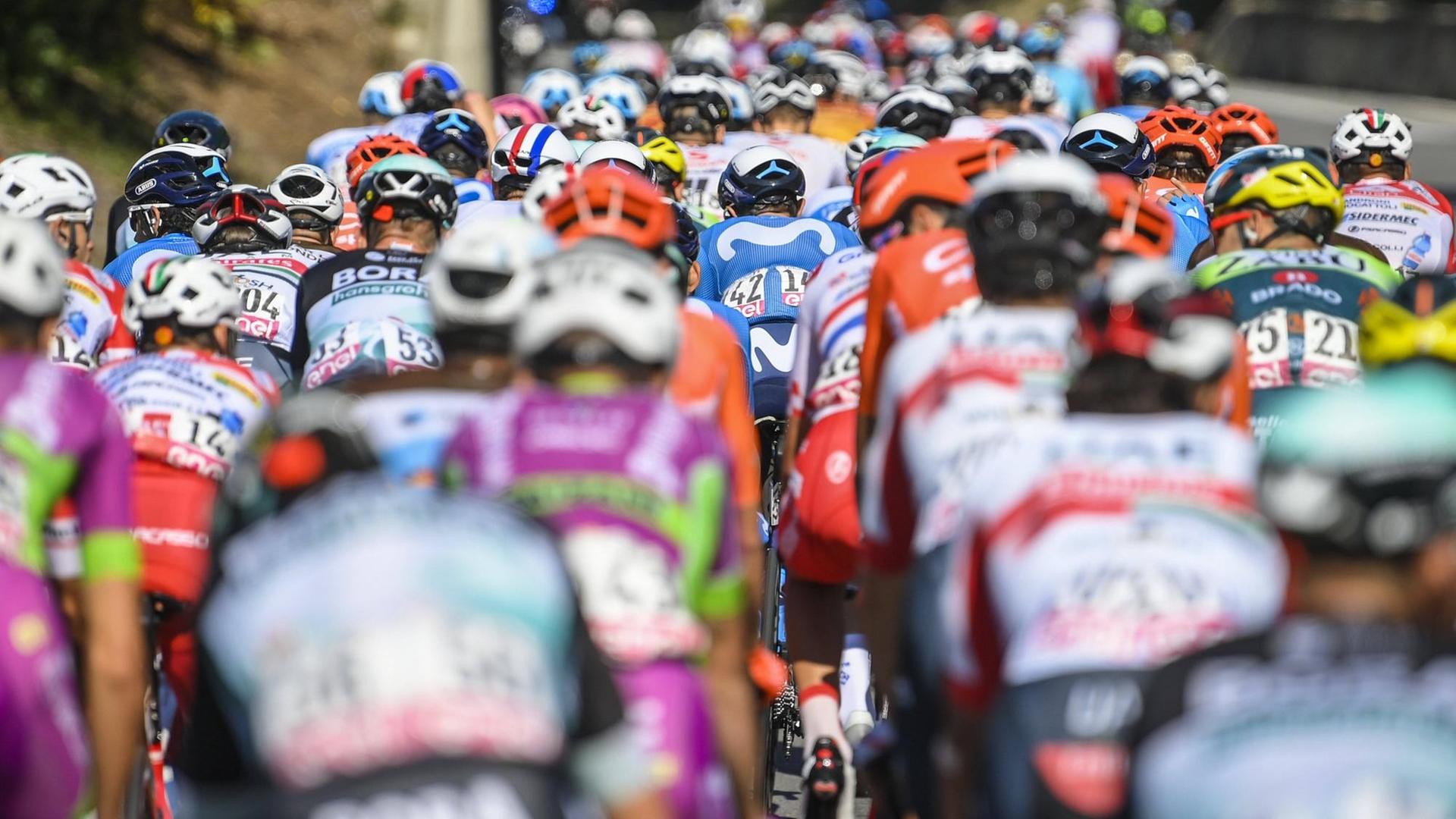 Giro d'Italia am 14. Oktober 2020, 11. Etappe von Porto Sant Elpidio nach Rimini. Im Bild: Fahrer während des Rennens. Giro d'Italia am 14. Oktober 2020, 11. Etappe von Porto Sant Elpidio nach Rimini. Im Bild: Fahrer während des Rennens.
