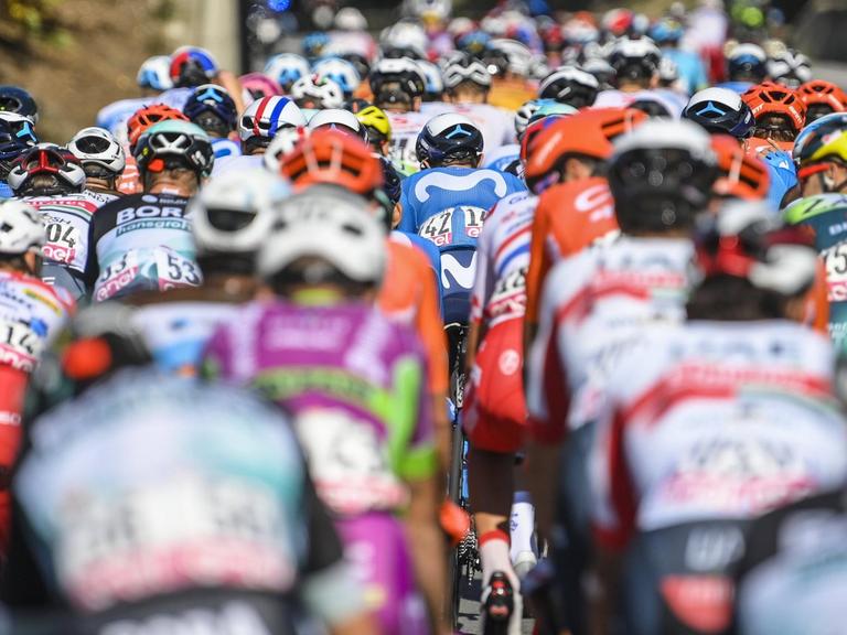 Giro d'Italia am 14. Oktober 2020, 11. Etappe von Porto Sant Elpidio nach Rimini. Im Bild: Fahrer während des Rennens.
