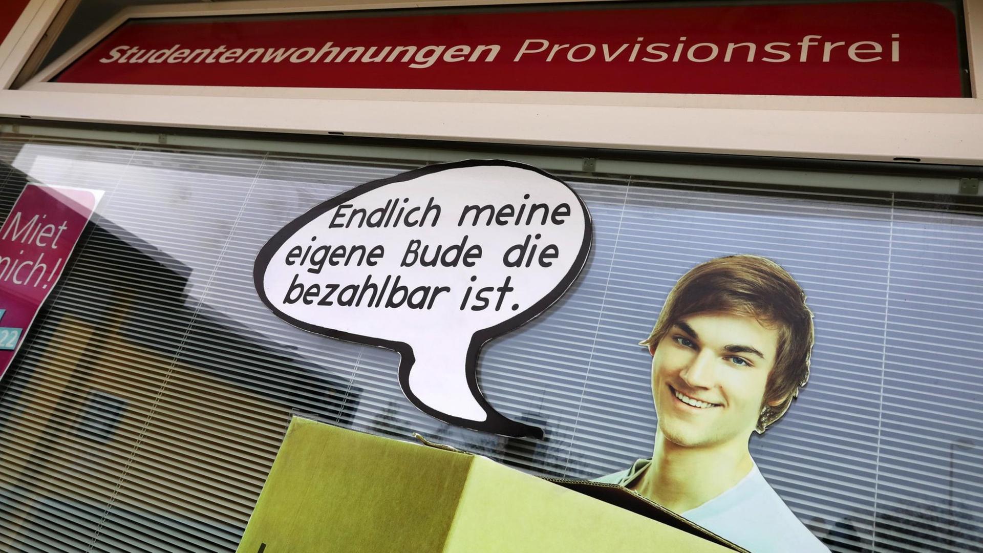 An einem Studentenwohnheim in der Südstadt in Rostock (Mecklenburg-Vorpommern) wird für provisionsfreie Wohnugen geworben, aufgenommen am 07.04.2017. Aktuell suchen rund 80 der 500 internationalen Studenten in Rostock eine Bleibe. Für Ausländer oder gar Migranten ist es noch komplizierter, in Rostock eine Wohnung zu finden als für Deutsche. (zu dpa «Wohnungsnot bei ausländischen Studenten: Hilferuf der Uni Rostock» vom 10.04.2017) Foto: Bernd Wüstneck/dpa-Zentralbild/dpa | Verwendung weltweit An einem Studentenwohnheim in der Südstadt in Rostock (Mecklenburg-Vorpommern) wird für provisionsfreie Wohnugen geworben, aufgenommen am 07.04.2017. Aktuell suchen rund 80 der 500 internationalen Studenten in Rostock eine Bleibe. Für Ausländer oder gar Migranten ist es noch komplizierter, in Rostock eine Wohnung zu finden als für Deutsche. (zu dpa «Wohnungsnot bei ausländischen Studenten: Hilferuf der Uni Rostock» vom 10.04.2017) Foto: Bernd Wüstneck/dpa-Zentralbild/dpa | Verwendung weltweit