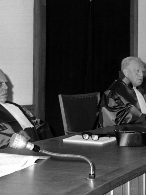 Der Zweite Senat während der Urteilsverkündung am 19. Juli 1966 (l-r): Julius Federer, Gregor Geller, Anton Henneker, Wilhelm Wagner und Hans Kutscher.