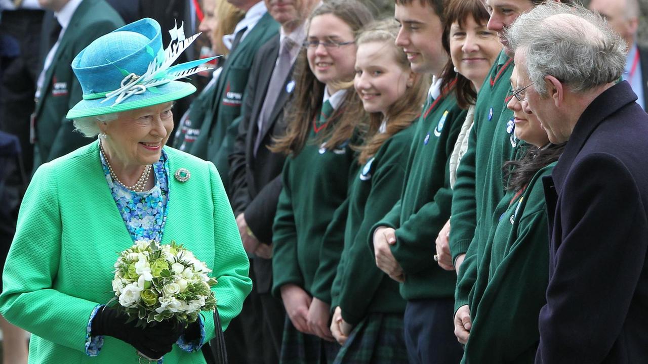 Im Mai 2011 besuchte Queen Elizabeth Irland. Zu sehen sind die britische Königin, wie sie von Schülerinnen und Schülern begrüßt wird. Im Mai 2011 besuchte Queen Elizabeth Irland. Zu sehen sind die britische Königin, wie sie von Schülerinnen und Schülern begrüßt wird.