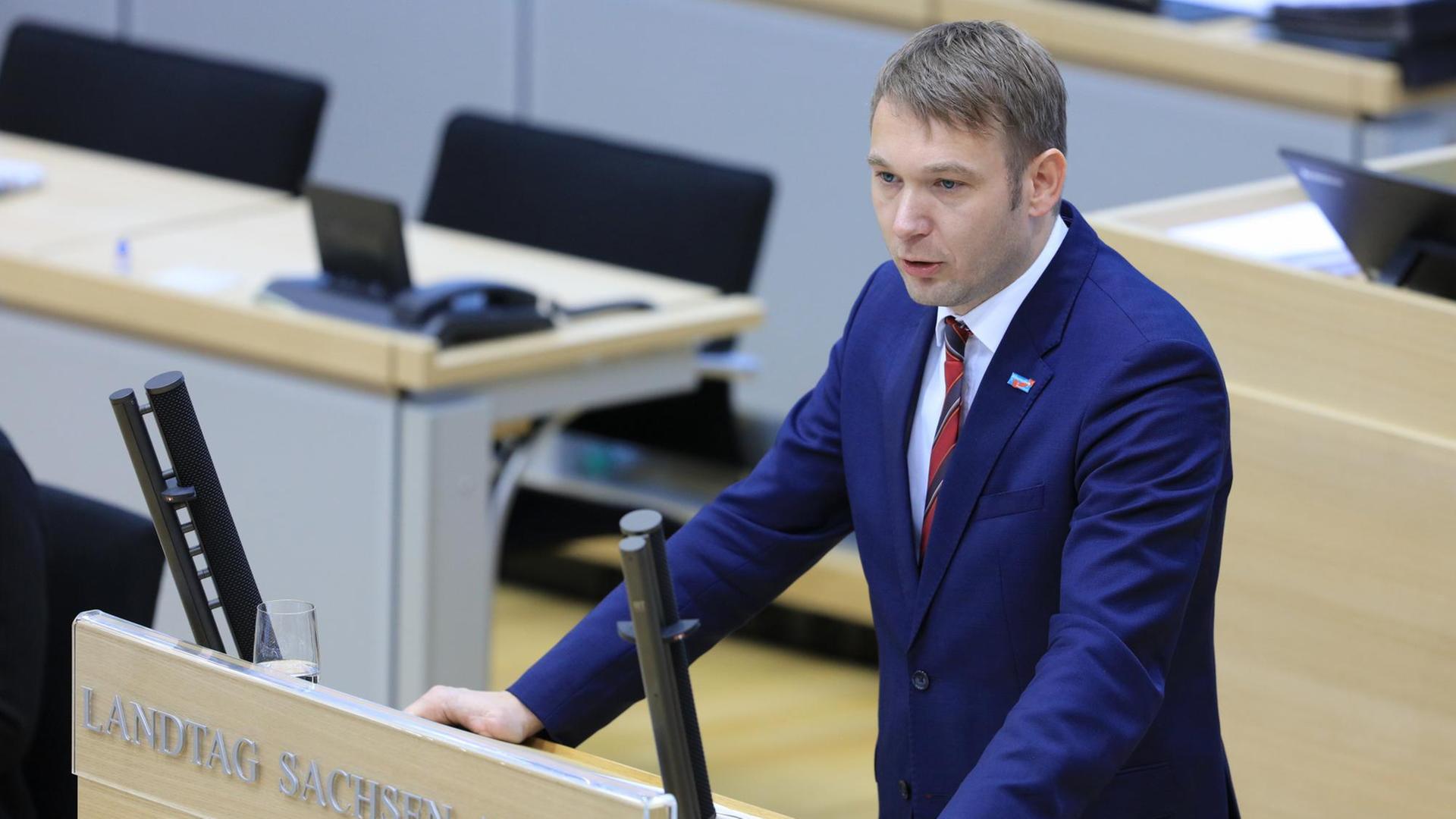 Andre Poggenburg, Fraktionsvorsitzender der Alternative für Deutschland (AfD), spricht am 16.12.2016 im Plenarsaal vom Landtag Sachsen-Anhalt in Magdeburg. Andre Poggenburg, Fraktionsvorsitzender der Alternative für Deutschland (AfD), spricht am 16.12.2016 im Plenarsaal vom Landtag Sachsen-Anhalt in Magdeburg.