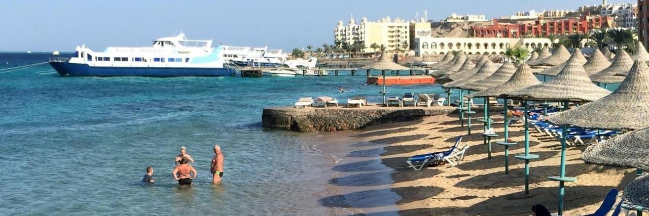 Ägypten, Hurghada: Touristen stehen im Wasser an einem Hotel-Strand in Hurghada. Ägypten, Hurghada: Touristen stehen im Wasser an einem Hotel-Strand in Hurghada.
