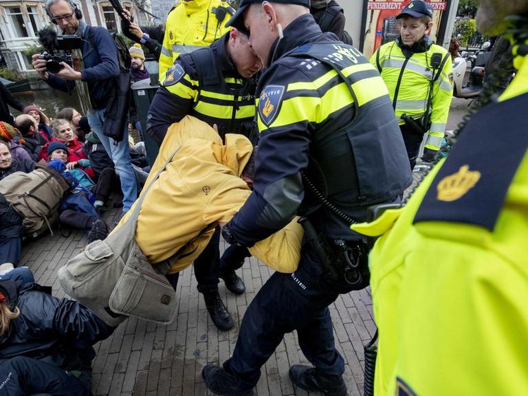 07.10.2019: Aktivisten der Extinction Rebellion werden bei einer Blockade auf der Stadhouderskade vor dem Rijksmuseum in Amsterdam von der Polizei festgenommen.