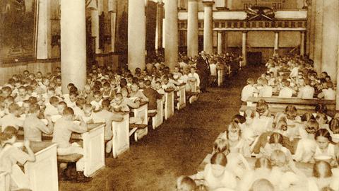 Potsdamsches Großes Waisenhaus, Mädchen und Jungen im Speisesaal, um 1928