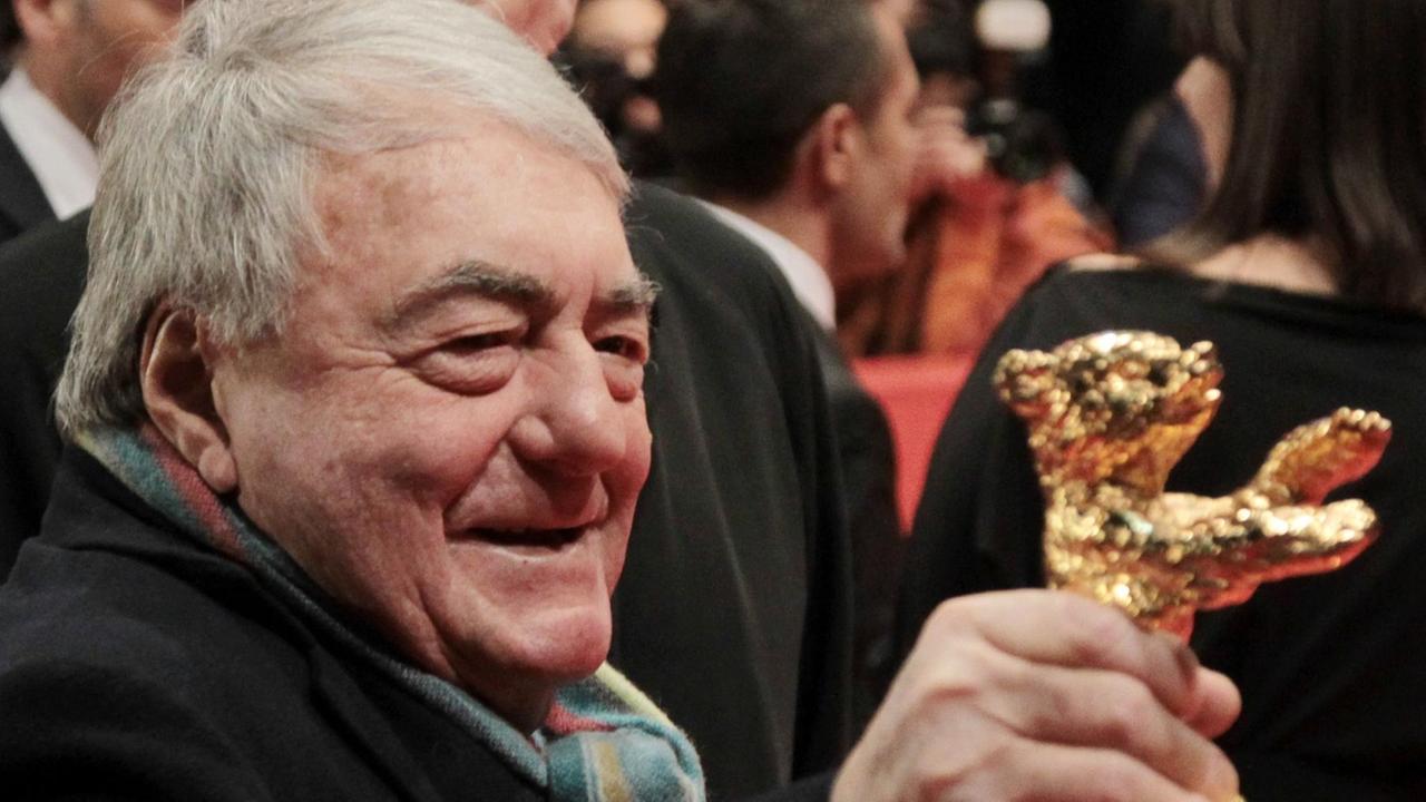 Der Regisseur Claude Lanzmann bekommt den "Goldenen Bären" 2013 verliehen, für seinen legendären Dokumentarfilm "Shoah". Der Regisseur Claude Lanzmann bekommt den "Goldenen Bären" 2013 verliehen, für seinen legendären Dokumentarfilm "Shoah".