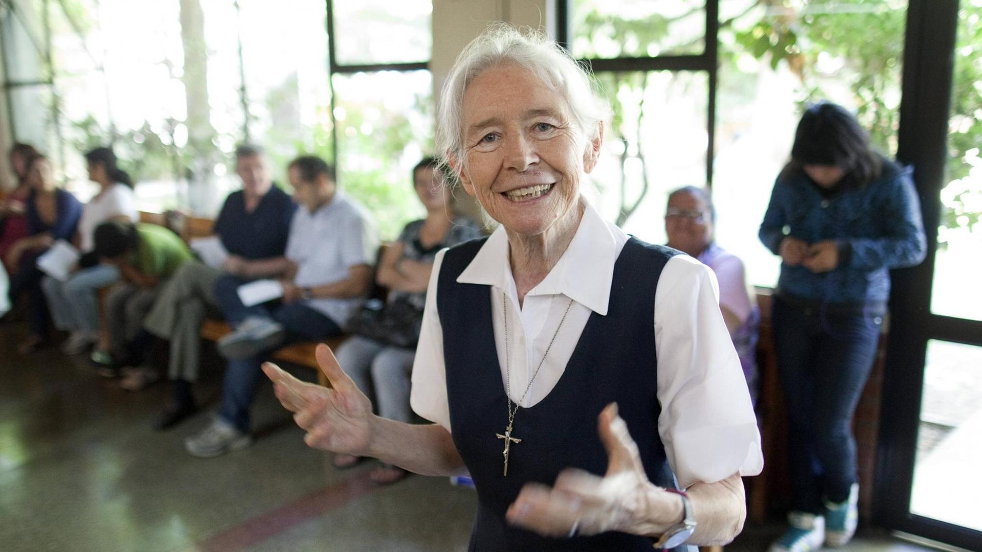 Schwester Karoline Mayer, Gruenderin der Stiftung Cristo Vive, in einem Gesundheitszentrum fuer Arme in Santiago de Chile. Schwester Karoline Mayer, Gruenderin der Stiftung Cristo Vive, in einem Gesundheitszentrum fuer Arme in Santiago de Chile.