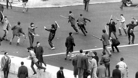 Straßenkampf zwischen rechten und linken Studenten am 16.03.1968 in Rom.