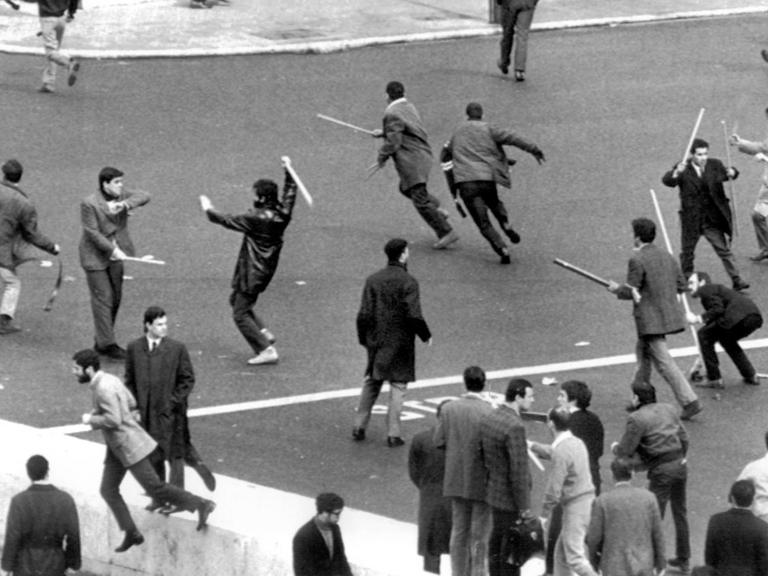Straßenkampf zwischen rechten und linken Studenten am 16.03.1968 in Rom.