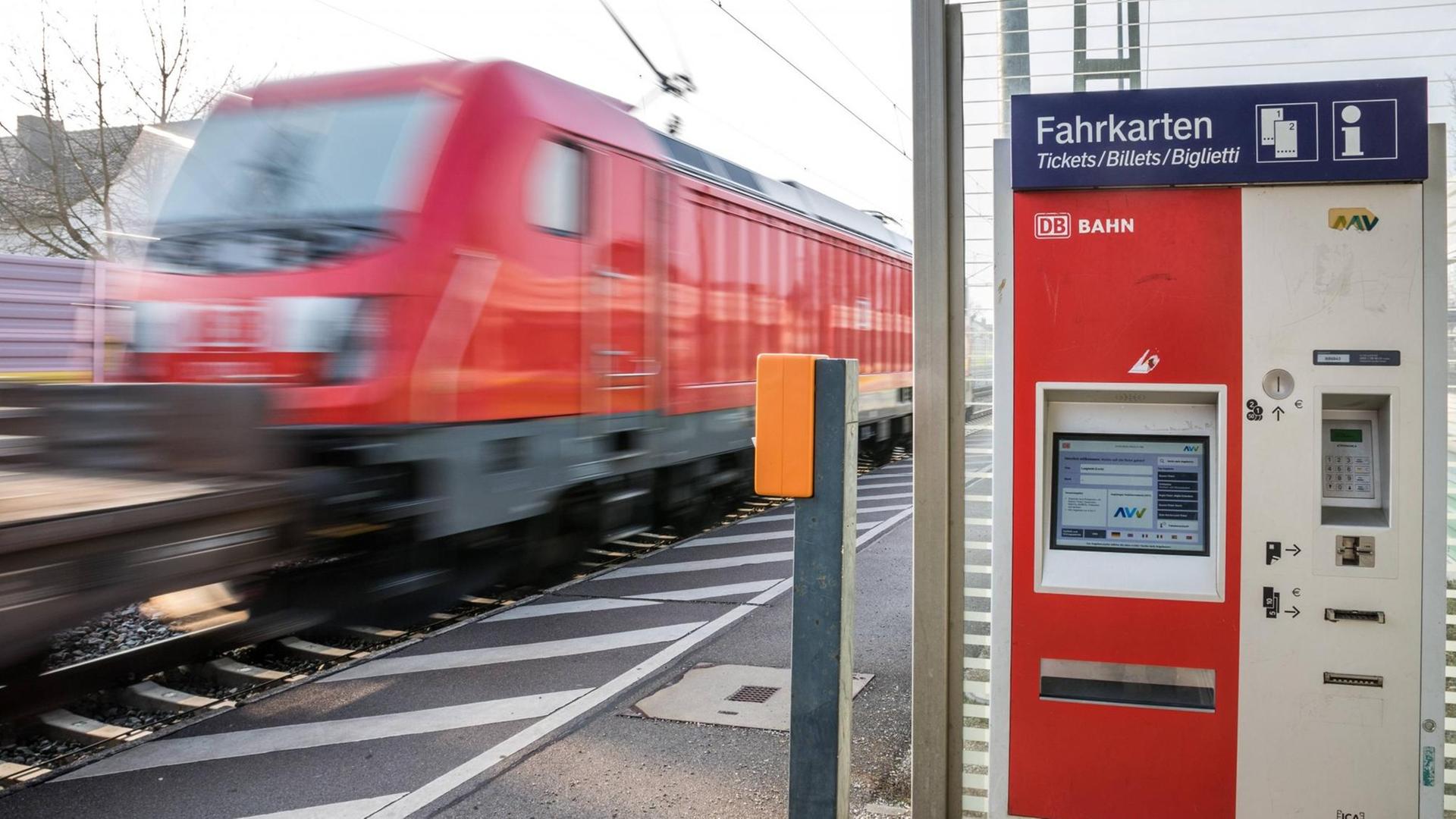 Güterzug mit Waggons fährt an Bahnsteig vorbei mit Bewegungsunschärfe, daneben Fahrkartenautomat Bahnhof Langweid in Bayern *** Freight train with waggons drives past platform with motion blur next to ticket machine station Langweid in Bavaria Güterzug mit Waggons fährt an Bahnsteig vorbei mit Bewegungsunschärfe, daneben Fahrkartenautomat Bahnhof Langweid in Bayern *** Freight train with waggons drives past platform with motion blur next to ticket machine station Langweid in Bavaria