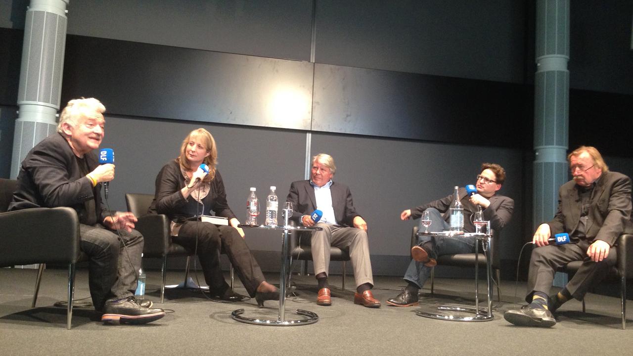 Im DLF-Funkhaus diskutieren Hans Ulrich Gumbrecht, Sportchefin Astrid Rawohl, Gunter Gebauer, Wolfram Eilenberger und Peter Sloterdijk (v.l.) Im DLF-Funkhaus diskutieren Hans Ulrich Gumbrecht, Sportchefin Astrid Rawohl, Gunter Gebauer, Wolfram Eilenberger und Peter Sloterdijk (v.l.)