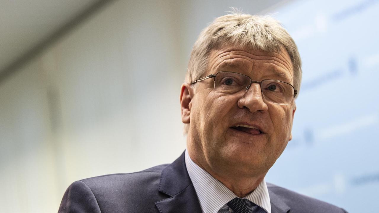 09.01.2020, Berlin: Der AfD-Vorsitzende Jörg Meuthen spricht vor Beginn der Verhandlung über mutmaßliche unzulässige Wahlkampfhilfe an seine Partei mit Journalisten. 09.01.2020, Berlin: Der AfD-Vorsitzende Jörg Meuthen spricht vor Beginn der Verhandlung über mutmaßliche unzulässige Wahlkampfhilfe an seine Partei mit Journalisten.