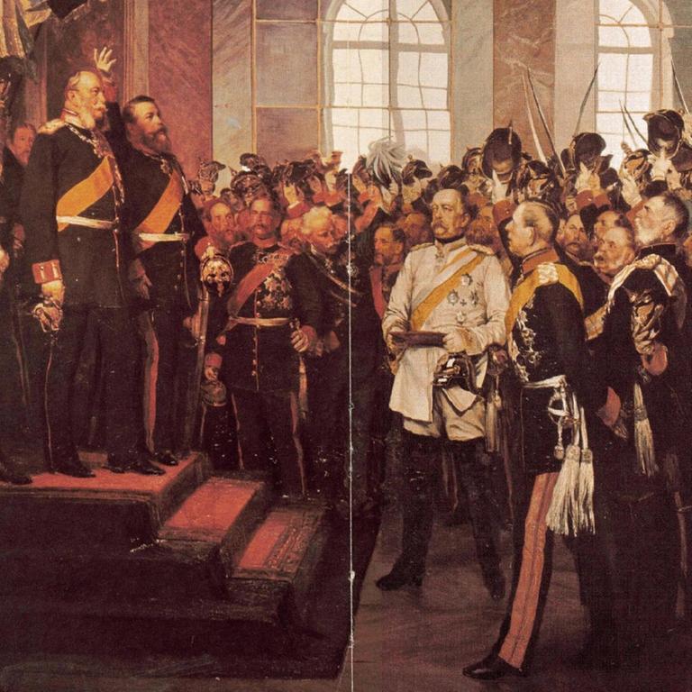 Wilhelm I. König von Preußen bei der Proklamation zum ersten Kaiser von Deutschland, 1871 im Spiegelsaal von Versailles. Otto von Bismarck, deutscher Kanzler, steht im weißen Anzug in der Mitte. 