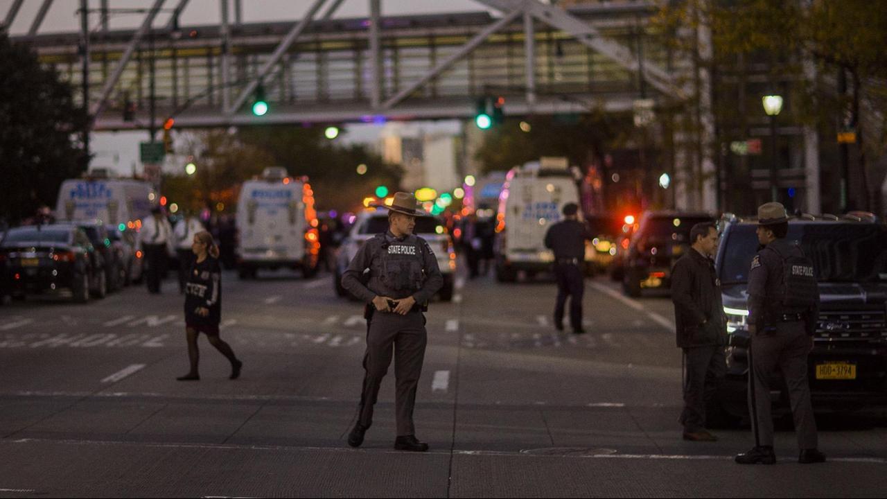 Terrorakt in Manhattan, New York: Polizisten bewachen am 31.10.2017 in New York (USA) den Tatort in der Nähe des One World Trade Centers, wo ein Mann mit einem Wagen über einen Fußgänger- und Fahrradweg gerast war und acht Menschen getötet hat. Terrorakt in Manhattan, New York: Polizisten bewachen am 31.10.2017 in New York (USA) den Tatort in der Nähe des One World Trade Centers, wo ein Mann mit einem Wagen über einen Fußgänger- und Fahrradweg gerast war und acht Menschen getötet hat.