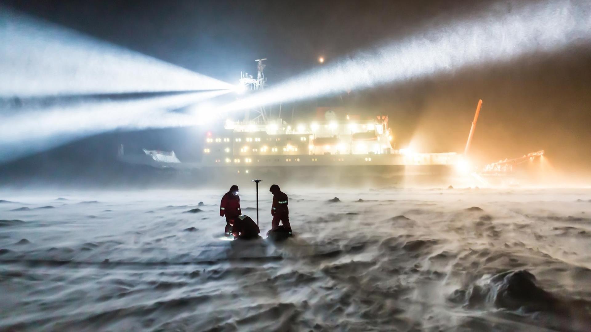 AWI-Meereisphysikers arbeiten auch bei auffrischendem Wind und zunehmender Schneedrift auf dem Meereis. Polarsternexpedition ANT-XXIX/6; 8. Juni - 12. August 2013; Kapstadt-Punta Arenas