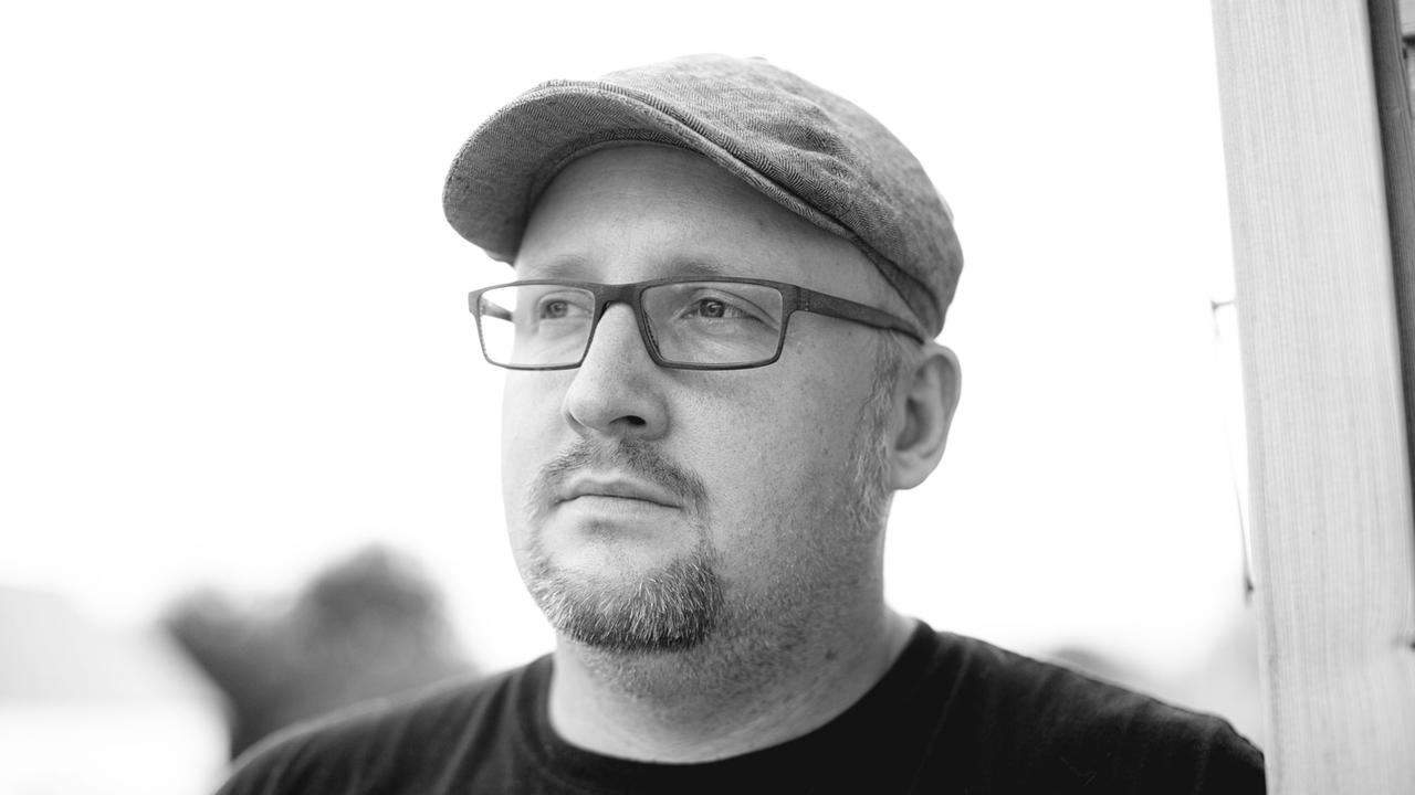Porträtaufnahme der Fotografen, Journalisten und Musikers Tim Hackemack. Porträtaufnahme der Fotografen, Journalisten und Musikers Tim Hackemack.