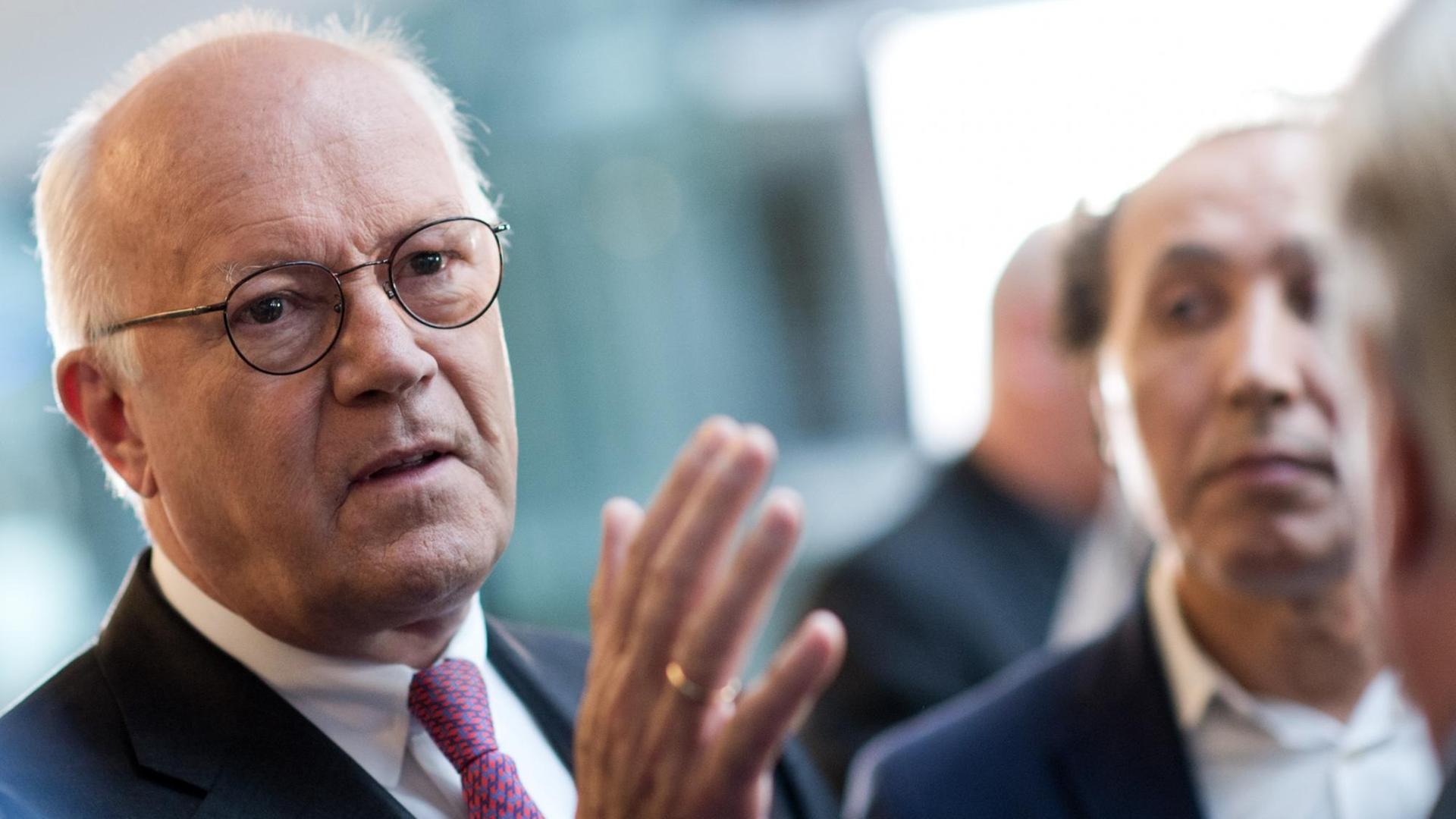Hans-Peter Uhl, früherer Vorsitzender der Arbeitsgruppe Innenpolitik der CDU/CSU-Bundestagsfraktion. Hans-Peter Uhl, früherer Vorsitzender der Arbeitsgruppe Innenpolitik der CDU/CSU-Bundestagsfraktion.