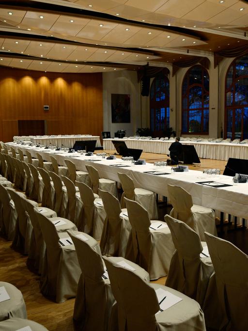 Stühle für die Teilnehmer im Konferenzcenter "Le Petit Palais" im schweizerischen Montreux, in dem die Friedenskonferenz stattfindet.