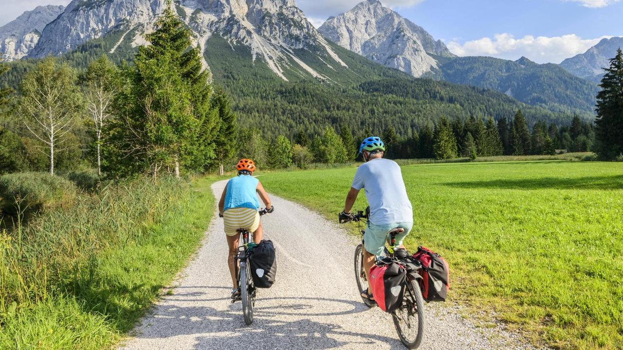 Zwei Radfahrer auf der Via Augusta, hinten die Sonnenspitze in den Tiroler Alpen Zwei Radfahrer auf der Via Augusta, hinten die Sonnenspitze in den Tiroler Alpen