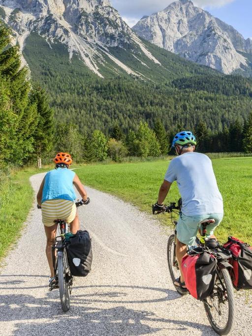 Zwei Radfahrer auf der Via Augusta, hinten die Sonnenspitze in den Tiroler Alpen