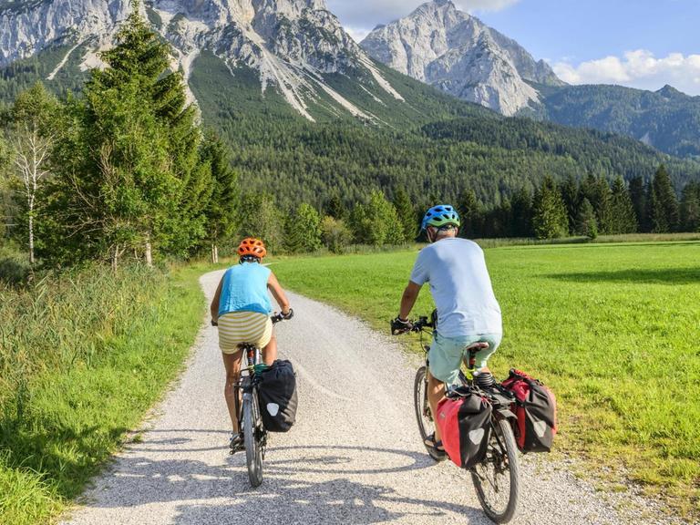 Zwei Radfahrer auf der Via Augusta, hinten die Sonnenspitze in den Tiroler Alpen
