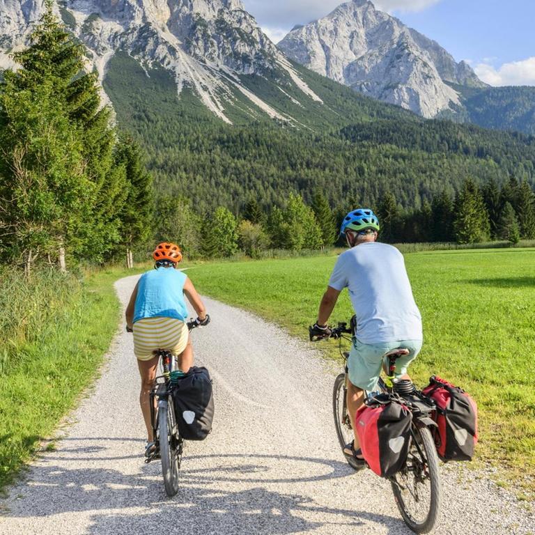 Zwei Radfahrer auf der Via Augusta, hinten die Sonnenspitze in den Tiroler Alpen