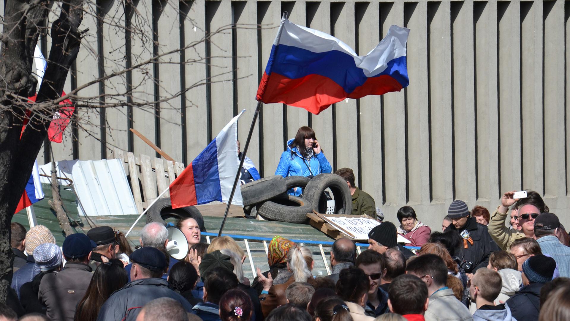 Pro-russische Aktivisten vor dem besetzten Geheimdienstgebäude in Lugansk. Pro-russische Aktivisten vor dem besetzten Geheimdienstgebäude in Lugansk.