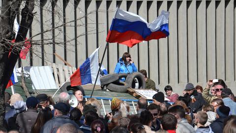 Pro-russische Aktivisten vor dem besetzten Geheimdienstgebäude in Lugansk.