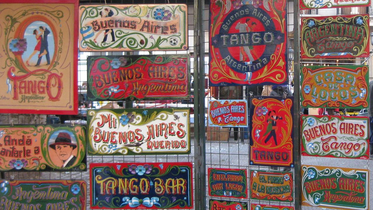 Bunte Schilder mit Tango-Motiven in Feria de San Telmo in Buenos Aires Bunte Schilder mit Tango-Motiven in Feria de San Telmo in Buenos Aires