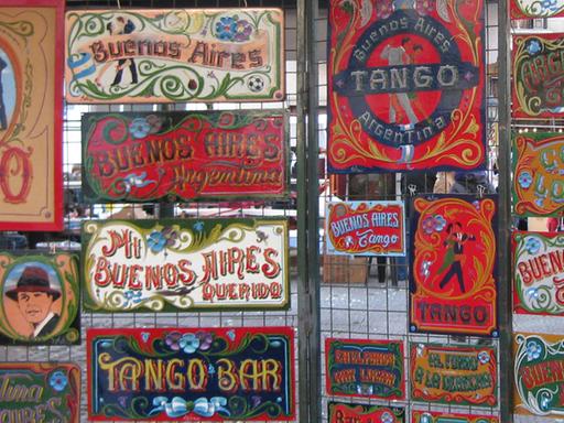 Bunte Schilder mit Tango-Motiven in Feria de San Telmo in Buenos Aires